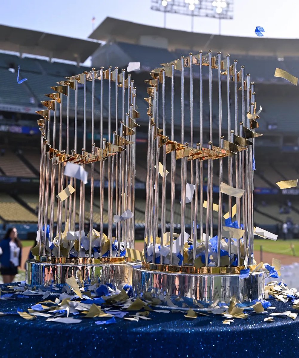 3PeatBound's tweet photo. @Pads1818 HEY PADRES FANS 

THESE ARE CALLED CHAMPIONSHIP TROPHIES

YOU WILL NEVER REACH THIS LEVEL OF SUCCESS https://t.co/HoilXaW4r2