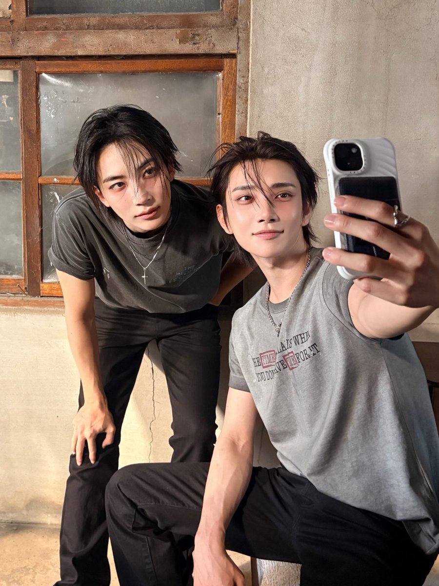 ddackhanaman's tweet photo. 어쩜이렇게 둘다 얼굴도 예쁘고 키까지 똑같을까..
맡겨놓은 투샷 영원히 나와서 너무너무행복해요 https://t.co/zyLqDQ8c7r