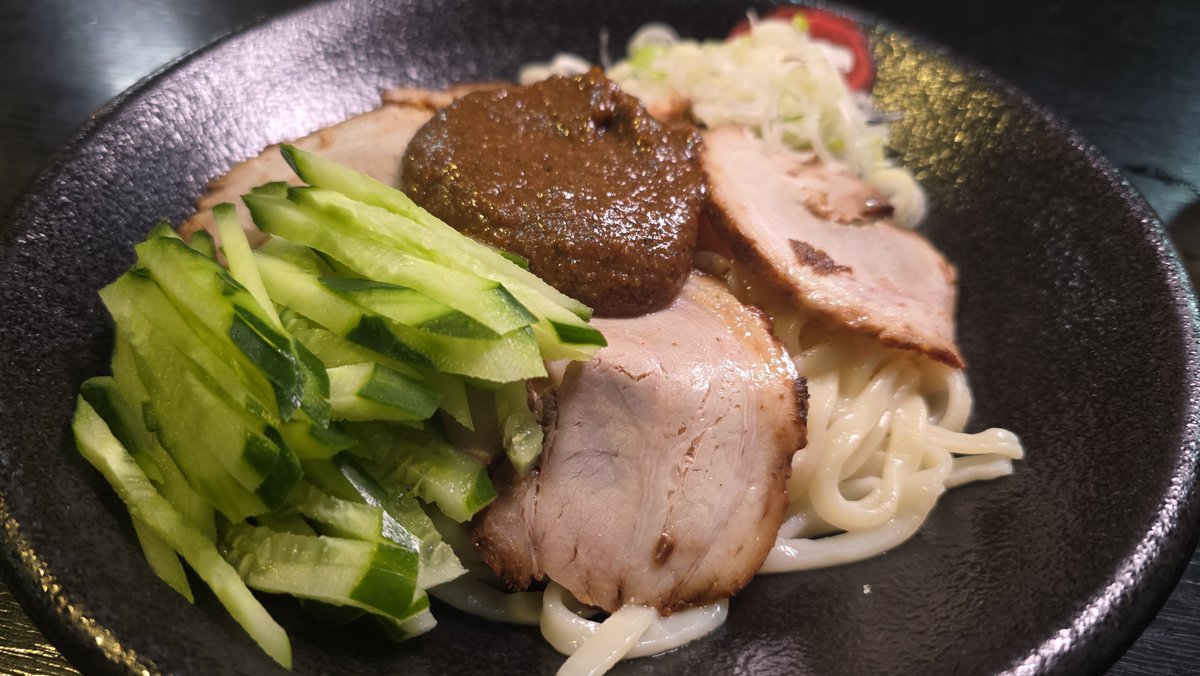 ore825's tweet photo. ほぼ盛岡にしかない麺料理

｢盛岡じゃじゃ麺｣

やっと本場で食えたけど旨い！
もちもちの麺に特製みそ、卓上のにんにくや塩胡椒で食うグルメ

ここ焼豚入りだったけどそれが超旨かった

残りに卵を溶き、スープを入れる｢チータン｣という〆がやべえキマる

盛岡の食文化すげえ、もっと知られるべき https://t.co/i8XFfEg6N9