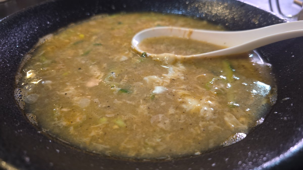 ore825's tweet photo. ほぼ盛岡にしかない麺料理

｢盛岡じゃじゃ麺｣

やっと本場で食えたけど旨い！
もちもちの麺に特製みそ、卓上のにんにくや塩胡椒で食うグルメ

ここ焼豚入りだったけどそれが超旨かった

残りに卵を溶き、スープを入れる｢チータン｣という〆がやべえキマる

盛岡の食文化すげえ、もっと知られるべき https://t.co/i8XFfEg6N9