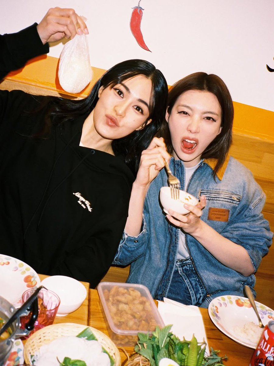 cceechom's tweet photo. กล้องฟิล์มกับคุนหริงนู๋ออม ค่ดจะนัมเบ่อวันㅠㅡㅠ♡ https://t.co/vcIvFMoF9o