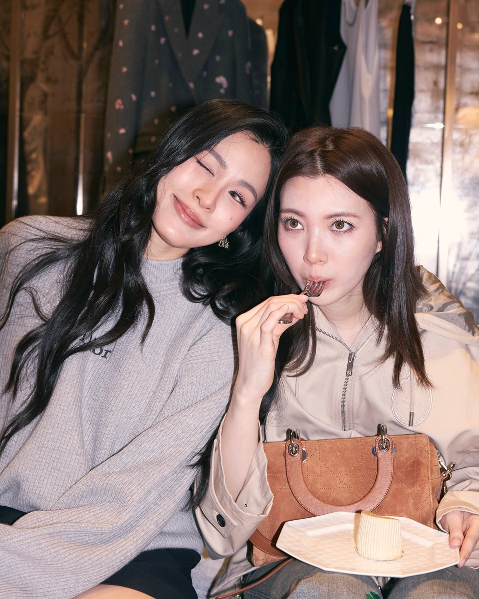 cceechom's tweet photo. กล้องฟิล์มกับคุนหริงนู๋ออม ค่ดจะนัมเบ่อวันㅠㅡㅠ♡ https://t.co/vcIvFMoF9o