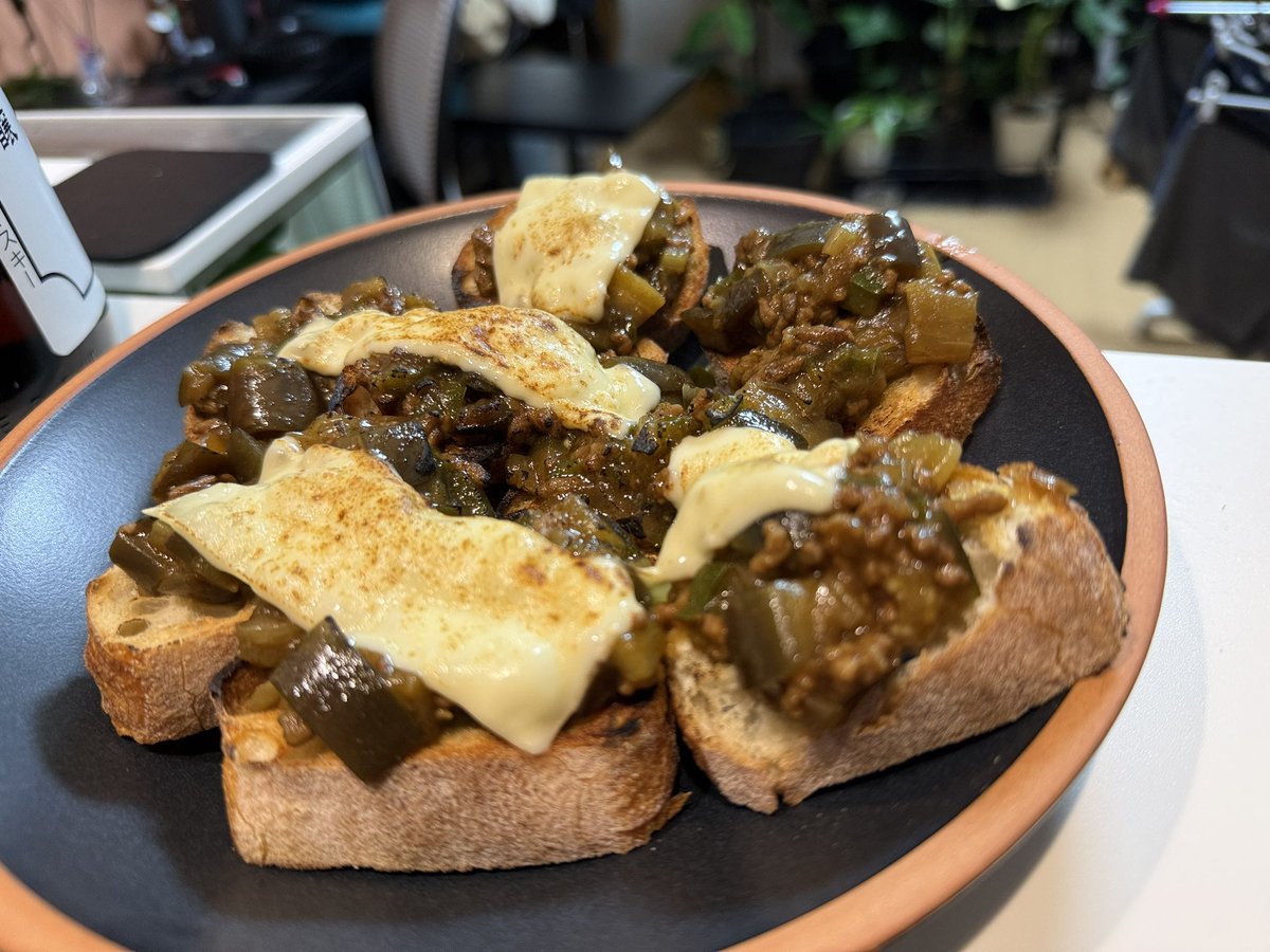dddnats's tweet photo. 昨日食ったやつ
バゲットにキーマカレー乗せてチーズ炙った https://t.co/ucA9laFyCJ