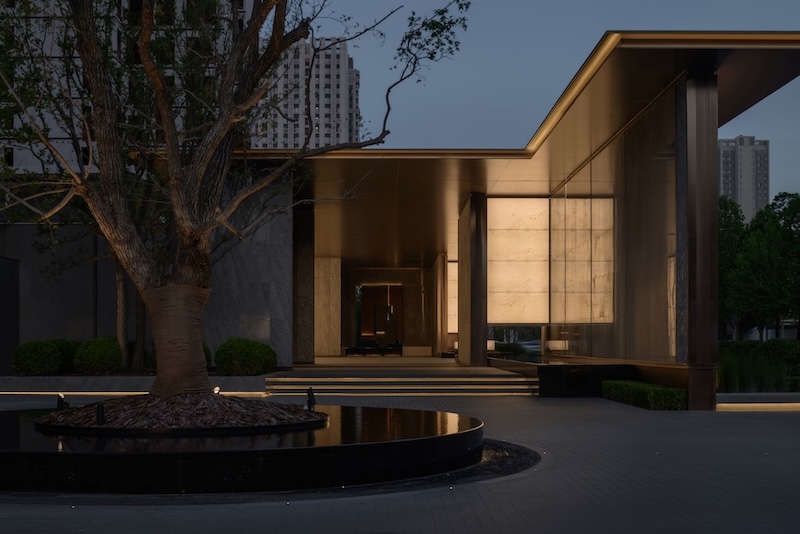 Architizer's tweet photo. Innovation Prologue takes the courtyard as a starting point, opening its spaces toward gardens and carefully framed views. Inspired by Geoffrey Bawa, the project uses simple structures to create a close relationship between architecture and nature.

📍 Zhengzhou, China
Project by: UNLIMITED METROPOLIS
Details: https://t.co/J2edOIckQK
