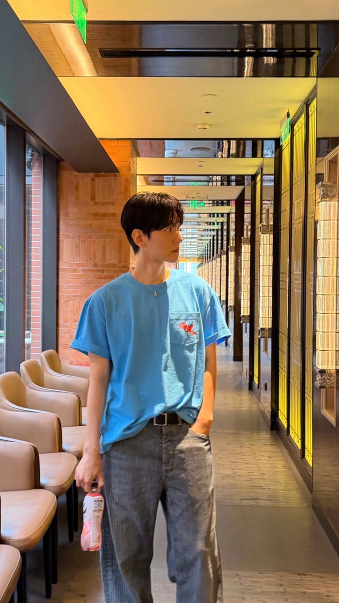 EXOGlobal's tweet photo. [OFFICIAL] 260930 #BAEKHYUN Instagram Story Update 

“Where was I looking at like that?..”

#EXO #엑소 @weareoneEXO @B_hundred_Hyun @INB100_official @BAEKHYUN_INB100 https://t.co/vg7tYhnoP3