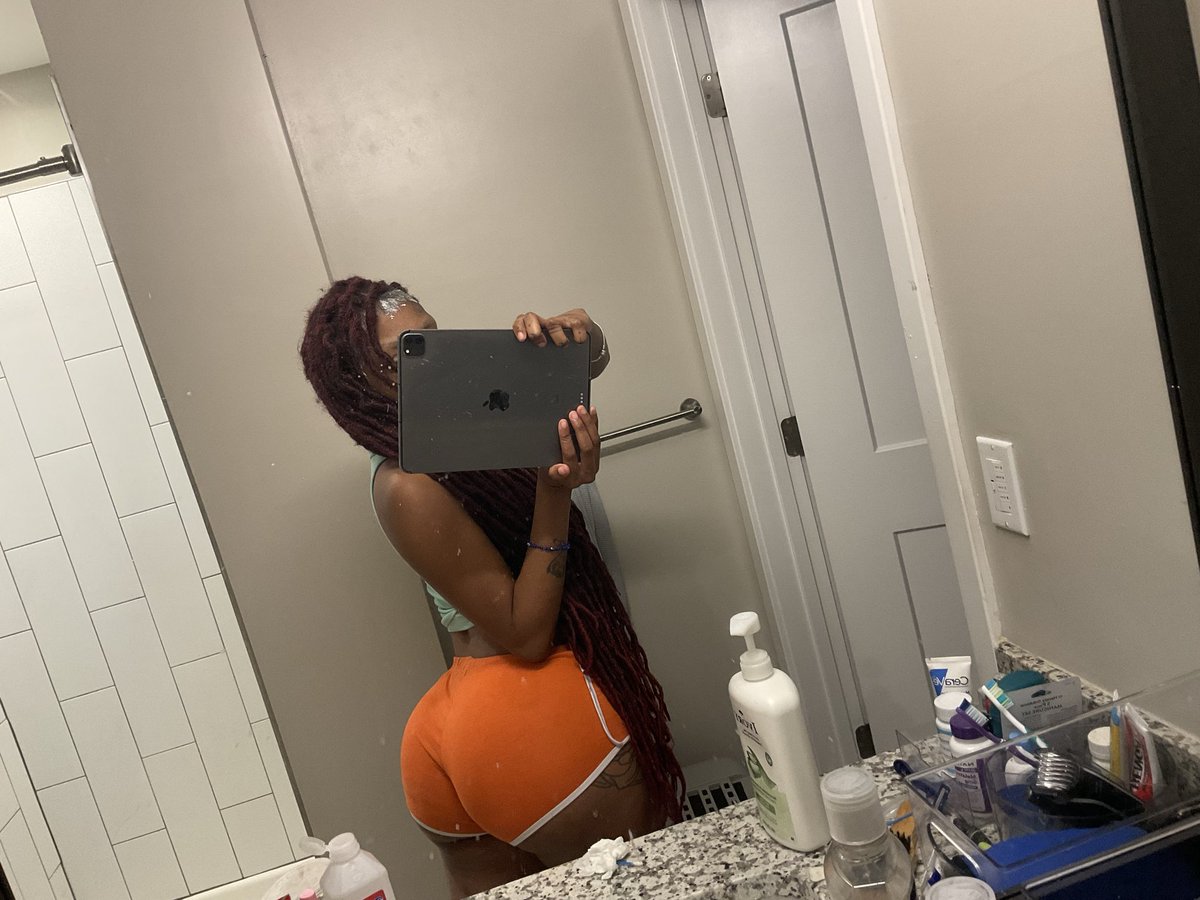 breeewitdakinks's tweet photo. Adventures of perming my edges I will blur my undone nails n not waxed stubby underarms  every time lol im under construction >.< https://t.co/sVWPGhTkSN