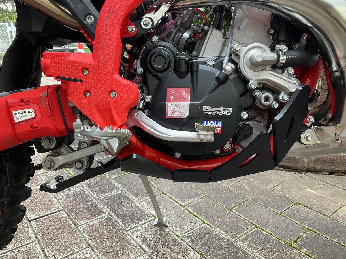 KTM819O4's tweet photo. #RR昭和200 #XGRIP #アンダーガード #樹脂製 #超軽量 https://t.co/r1ucbCNb0H