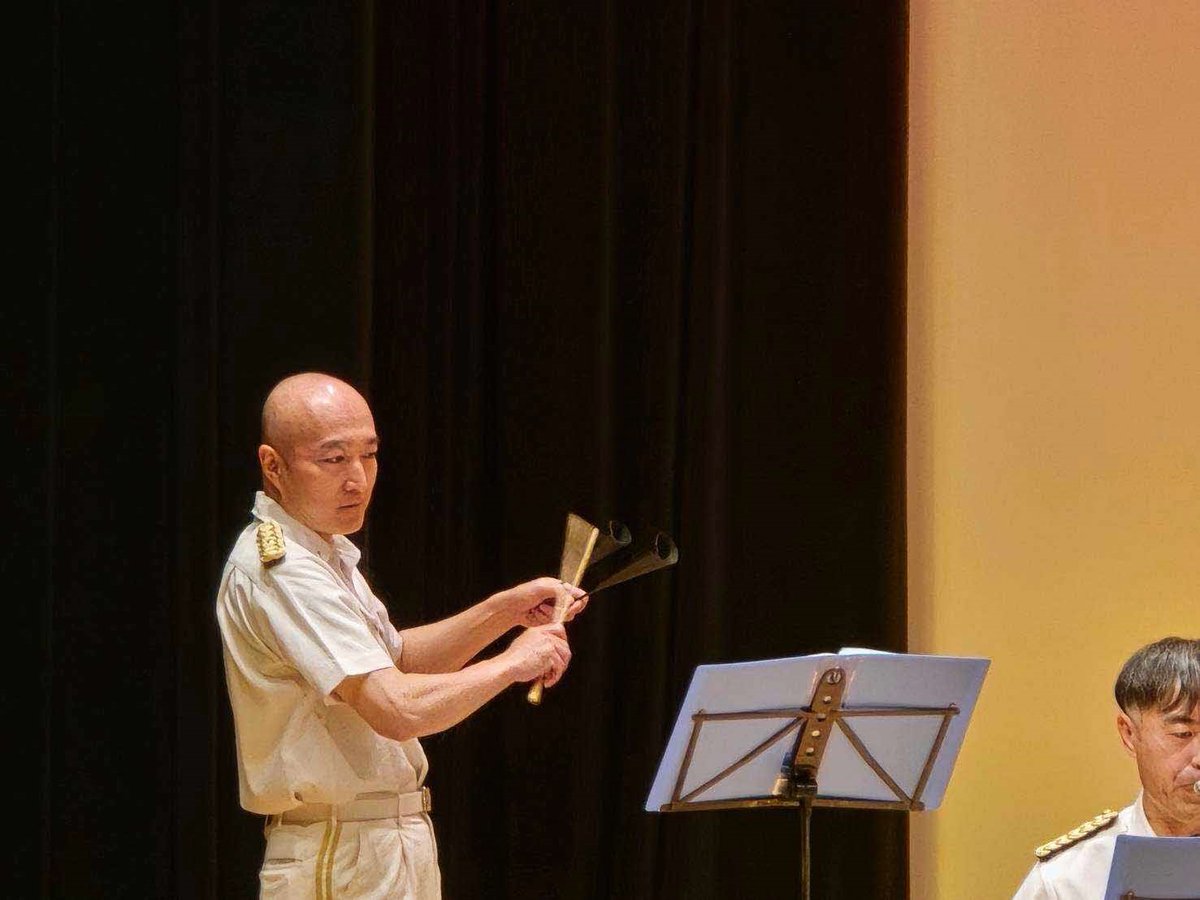 TP_ongaku's tweet photo. ９/20（日）ハワイアロハホールで開催された【ふれあい交流祭】で演奏をしました🎵
南中ソーランでは、隊員が熱いかけ声🌊で会場を盛り上げ、曲間には、交通ルールや特殊詐欺の広報を行いました👮
この機会に、ご家族や身近な人とも交通安全や特殊詐欺について話してみてくださいね❗ https://t.co/4uuLW1TAVv