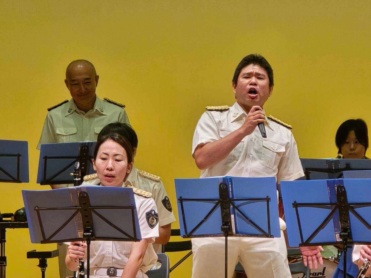 TP_ongaku's tweet photo. ９/20（日）ハワイアロハホールで開催された【ふれあい交流祭】で演奏をしました🎵
南中ソーランでは、隊員が熱いかけ声🌊で会場を盛り上げ、曲間には、交通ルールや特殊詐欺の広報を行いました👮
この機会に、ご家族や身近な人とも交通安全や特殊詐欺について話してみてくださいね❗ https://t.co/4uuLW1TAVv