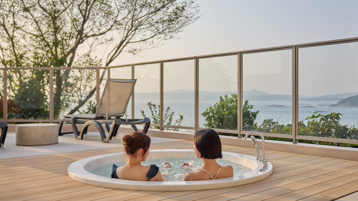 RakutenSTAY's tweet photo. ＼✨ New Open✨／
#RakutenSTAYTERRACE南紀白浜🏩

Rakuten STAYより新たな宿泊施設「Rakuten STAY TERRACE 南紀白浜」が、10月15日にグランドオープンする予定です✨
本日より予約受付開始！
■全ての客室に、自家源泉のお風呂とプライベートサウナを完備♨️
■美しい景色を望むテラスと洗練された室内空間🖼️
■厳選食材を味わうここだけの食体験🍽️

▼詳細・ご予約はこちら https://t.co/tX8FGuCtL2