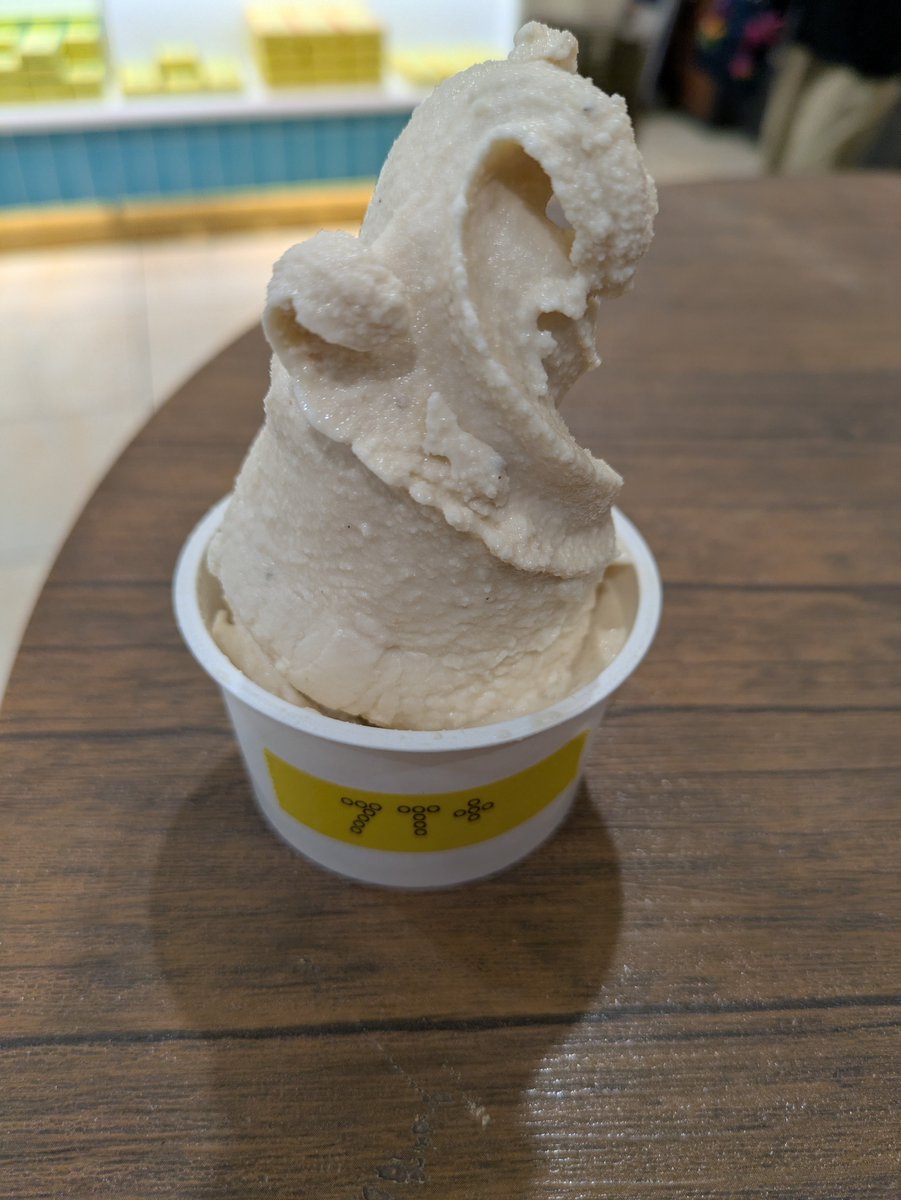 dorodangooo's tweet photo. 7T+
お茶のジェラート食べたことなかった。
今さらデビュー。
鳳凰単叢　鴨屎香ジェラート
読めないのでグーグル先生に頑張ってもらった。
とってもうーろんのミルクジェラート。
お茶の香りすごい！けど、ミルクも負けてなくてとてもおいしい🫶
食べるスペースがエスカ前ぐらいしかないのが😅 https://t.co/rZOi15BmQ7
