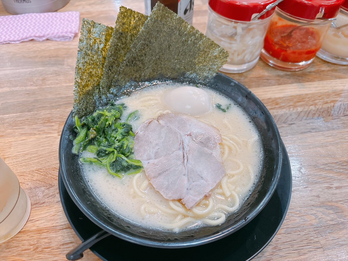 mfkabu's tweet photo. 本日は語呂合わせで【とん(10)こつ(2)】の日になるそうです！🍜
写真はどちらも1カ月以内に食べたラメーンです。いや、食べ過ぎ。
細麺も太麺もどちらも最高ですな🙂‍↕️🙌
#豚骨ラーメン #ラーメンは飲み物 https://t.co/fPh14VWCzH