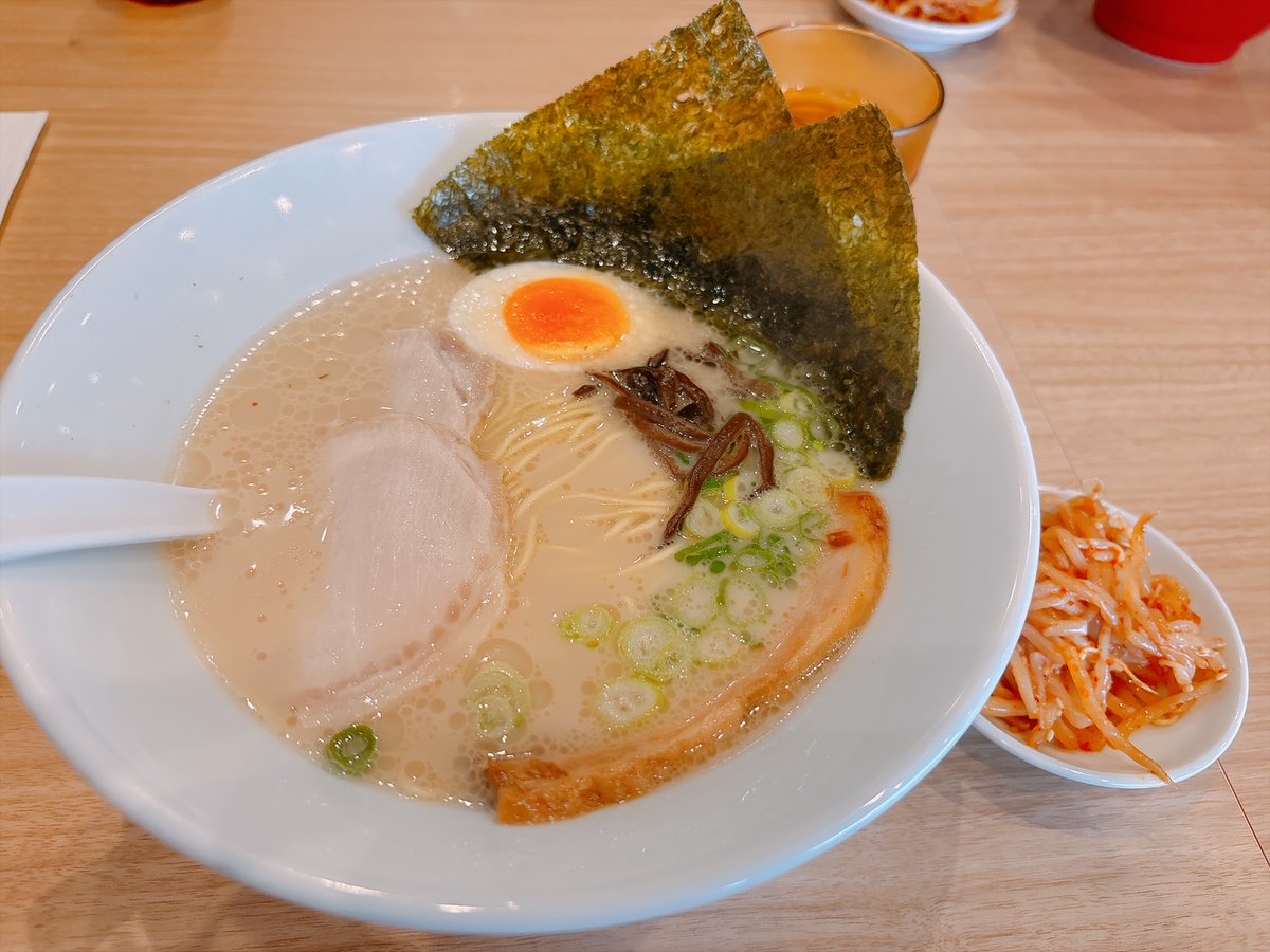 mfkabu's tweet photo. 本日は語呂合わせで【とん(10)こつ(2)】の日になるそうです！🍜
写真はどちらも1カ月以内に食べたラメーンです。いや、食べ過ぎ。
細麺も太麺もどちらも最高ですな🙂‍↕️🙌
#豚骨ラーメン #ラーメンは飲み物 https://t.co/fPh14VWCzH
