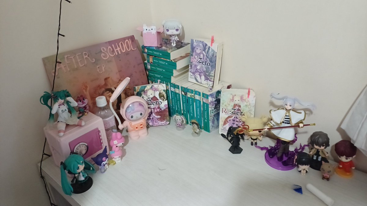 natiedtwt's tweet photo. LOOK AT MY CORNER!!! I got new stuff so it looks crowded but im getting a shelf soon so lets see how that goes!!!!! https://t.co/6RfV6aKMLK