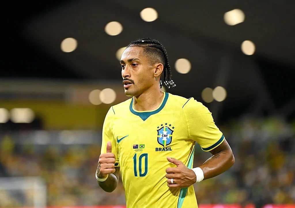 BrasilEdition's tweet photo. 🚨🚨🚨GLOBO:

Raphinha is cut from the national team, he will not play against India! 

The tests showed that he did not suffer a muscle injury, but does have a small amount of swelling/fluid in his thigh. 

No risks will be taken, he returns to Barcelona. https://t.co/Gu13caCPUN