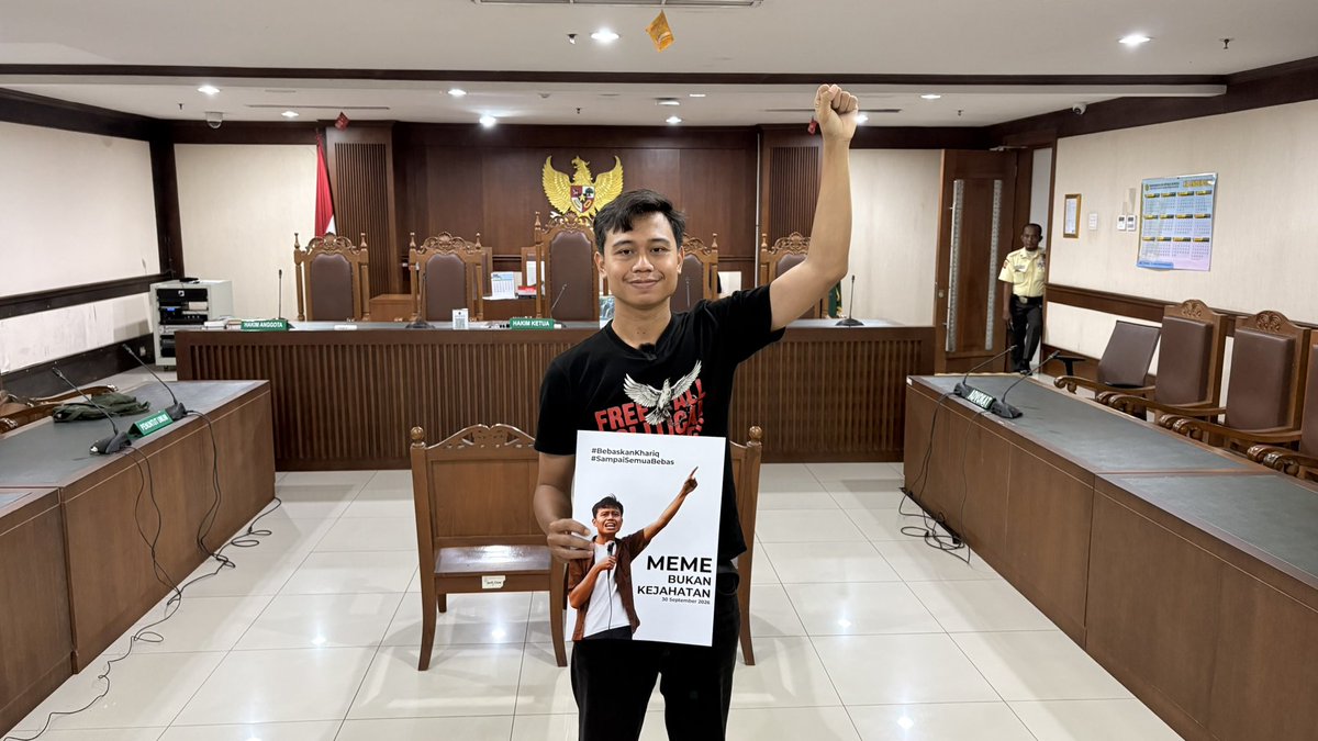 konde_co's tweet photo. ‼️Membuat meme untuk kritik bukanlah kejahatan.

Situasi terkini sebelum sidang vonis Khariq Anhar dimulai, hari Rabu (30/9) di PN Jakarta Pusat. Sidang dijadwalkan pukul 09.00 WIB, namun sampai pukul 11.00 WIB sidang belum dimulai.

Sebelum memulai sidang, Khariq dan peserta sidang melakukan doa bersama, melakukan bentang poster, dan menyanyikan lagu Dialita “Ujian” sebagai bentuk solidaritas untuk Khariq dan seluruh tahanan politik.

Ia didakwa terkait kasus penyuntingan tangkapan layar Said Iqbal menggunakan aplikasi Canva (timpa teks) yang ia unggah di media sosial di lini masa prahara Agustus 2025 lalu.

Apa yang disampaikan Khariq adalah bentuk kritik, dan kritik bukanlah kejahatan.

Bebaskan kawan kami!

📸Khoirunnisa NF/Konde.co.

#BebaskanKawanKami 
#ProtesAdalahHak