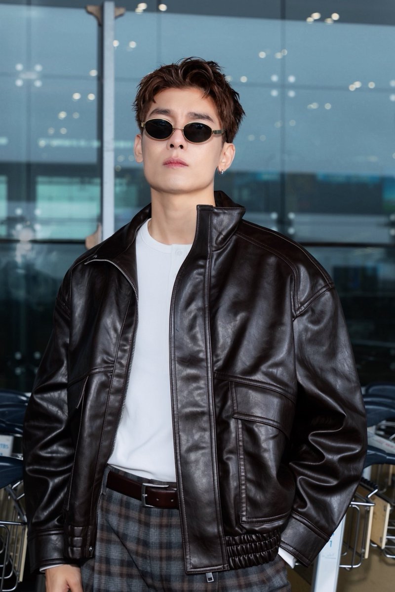 LookAround_TH's tweet photo. PARIS AFTER DARK! “มิว ศุภศิษฏ์” ปักหมุดมหานครแฟชั่น ร่วมอีเวนต์ ELIE SAAB H&M

🔗 https://t.co/biVTQ4GTjb

MEW X ELIE SAAB HM
#ELIESAABxHMwithMew #HMThailandxMEW #MewSuppasit #HM #HMThailand #ElieSaabxHM

อีกหนึ่งแฟชั่นโมเมนต์ของ “มิว ศุภศิษฏ์ จงชีวีวัฒน์” ครั้งนี้เกิดขึ้นที่กรุงปารีส ประเทศฝรั่งเศส หลังเขาบินลัดฟ้ามาร่วมอีเวนต์พิเศษ ELIE SAAB H&M ในฐานะ Ambassador of H&M Thailand โดยงานจัดขึ้นเมื่อวันที่ 28 กันยายน ที่ผ่านมา ณ Palais Brongniart อาคารประวัติศาสตร์ใจกลางกรุงปารีส ซึ่งถูกเนรมิตให้กลายเป็นค่ำคืนสุดหรูในสไตล์ ELIE SAAB พร้อมต้อนรับเหล่าเซเลบริตี้และแขกคนสำคัญจากแวดวงแฟชั่น ที่มารวมตัวกันเพื่อฉลองคอลเลกชันพิเศษครั้งนี้ 

ความพิเศษของค่ำคืนนี้คือการฉลองการเปิดตัว ELIE SAAB H&M คอลเลกชั่นที่นำความหรูหราและความประณีตอันเป็นเอกลักษณ์ของ ELIE SAAB มาผสมผสานกับแฟชั่นที่เข้าถึงง่ายในแบบ H&M ได้อย่างลงตัว โดยยังคงเสน่ห์ของงานออกแบบระดับโอต์กูตูร์ ที่ขึ้นชื่อเรื่องความสง่างามและความพิถีพิถันในทุกรายละเอียด ครอบคลุมทั้งเสื้อผ้าผู้หญิง เสื้อผ้าผู้ชาย และเครื่องประดับต่าง ๆ ไฮไลต์ของคอลเลกชันอยู่ที่ชุดราตรีสุดหรู งานลูกไม้ การตกแต่งด้วยเลื่อมไล่โทนสี และลายมอโนแกรมอันเป็นเอกลักษณ์ของแบรนด์ อีกหนึ่งโมเมนต์พิเศษกับการเผยโฉมชุดเจ้าสาวพร้อมผ้าคลุมหน้าเป็นครั้งแรก ซึ่งสะท้อนเสน่ห์ความหรูหราและโรแมนติกในแบบ ELIE SAAB ได้อย่างชัดเจน 

ปิดท้ายด้วยลุคของ “มิว ศุภศิษฏ์” ในคอลเลกชัน ELIE SAAB H&M ที่ผสานความเรียบหรูเข้ากับความเท่ ออกมาเป็นลุคที่โดดเด่น มีสไตล์ และยังเข้ากับตัวตนของเขา ขณะเดียวกัน การเดินทางมาปารีสในฐานะ Ambassador of H&M Thailand ครั้งนี้ เป็นอีกหนึ่งโอกาสที่ได้ถ่ายทอดมุมมองด้านแฟชั่นของตัวเอง ผ่านคอลเลกชันพิเศษนี้ และทำให้เห็นว่า แฟชั่นยังคงเป็นอีกหนึ่งพื้นที่ที่เขาสามารถแสดงความเป็นตัวเองออกมาได้อย่างเป็นธรรมชาติ ไม่ว่าจะเป็นลุคไหนก็ยังคงมีความเป็น “มิว ศุภศิษฏ์” อยู่เสมอ