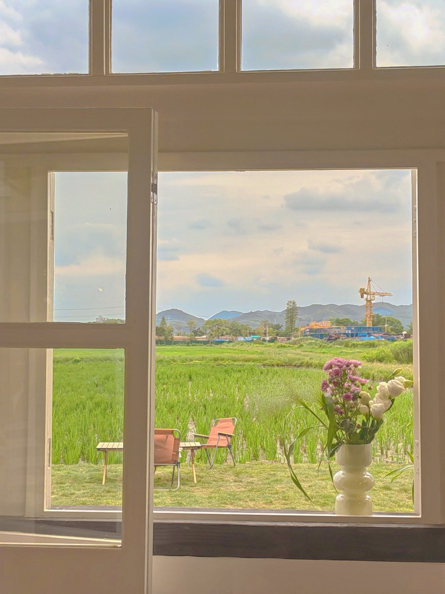 Gonto01650858's tweet photo. When I finally take a break from work, I feel like a loyal servant rewarded with a moment of peace from the hustle and bustle, even though there's still some anxiety lingering, and I'm glad I get this leisure time to recharge. https://t.co/xuhMf4Wlie