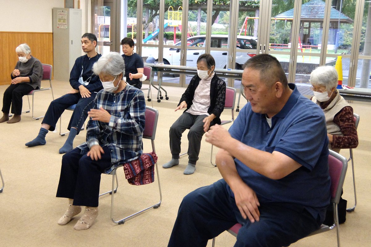 kannashakyo's tweet photo. 9月29日は「けやきくらぶ」旧万場地区を開催！ 　　　　　　　　　　　　　　　
今回はリズムステップ、タッチ体操、リズム穴埋めなど注意力を鍛える課題を中心に行いました。皆さん手足を一生懸命使いながら取り組んでいました。

#認知症予防 #健康づくり #居場所づくり https://t.co/dKhhoY2bUF