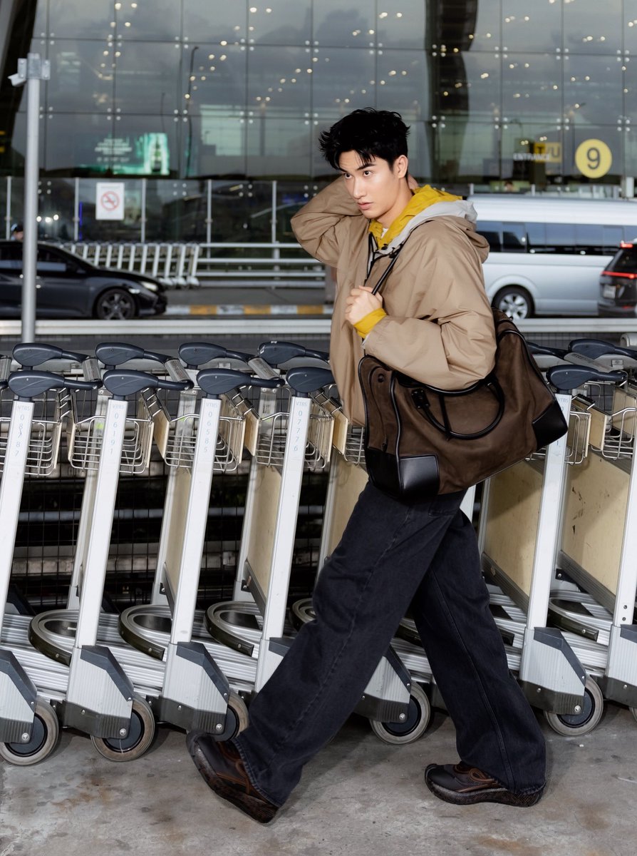 mintmag_th's tweet photo. หล่อมีธุระ! หนุ่ม #เตตะวัน Brand Ambassador ของ LOEWE ออกเดินทางสู่ปารีส เพื่อร่วมชมแฟชั่นโชว์ของ โลเอเว่ คอลเลคชั่นฤดูใบไม้ผลิ ฤดูร้อน 2027 ที่จะ��ัดขึ้นในวันที่ 2 ตุลาคม 2569 เวลา 16.30 น. ตามเวลาประเทศไทย 💚

#LOEWE 
#TayTawan 
#MintNews https://t.co/PyQwvIhPqq