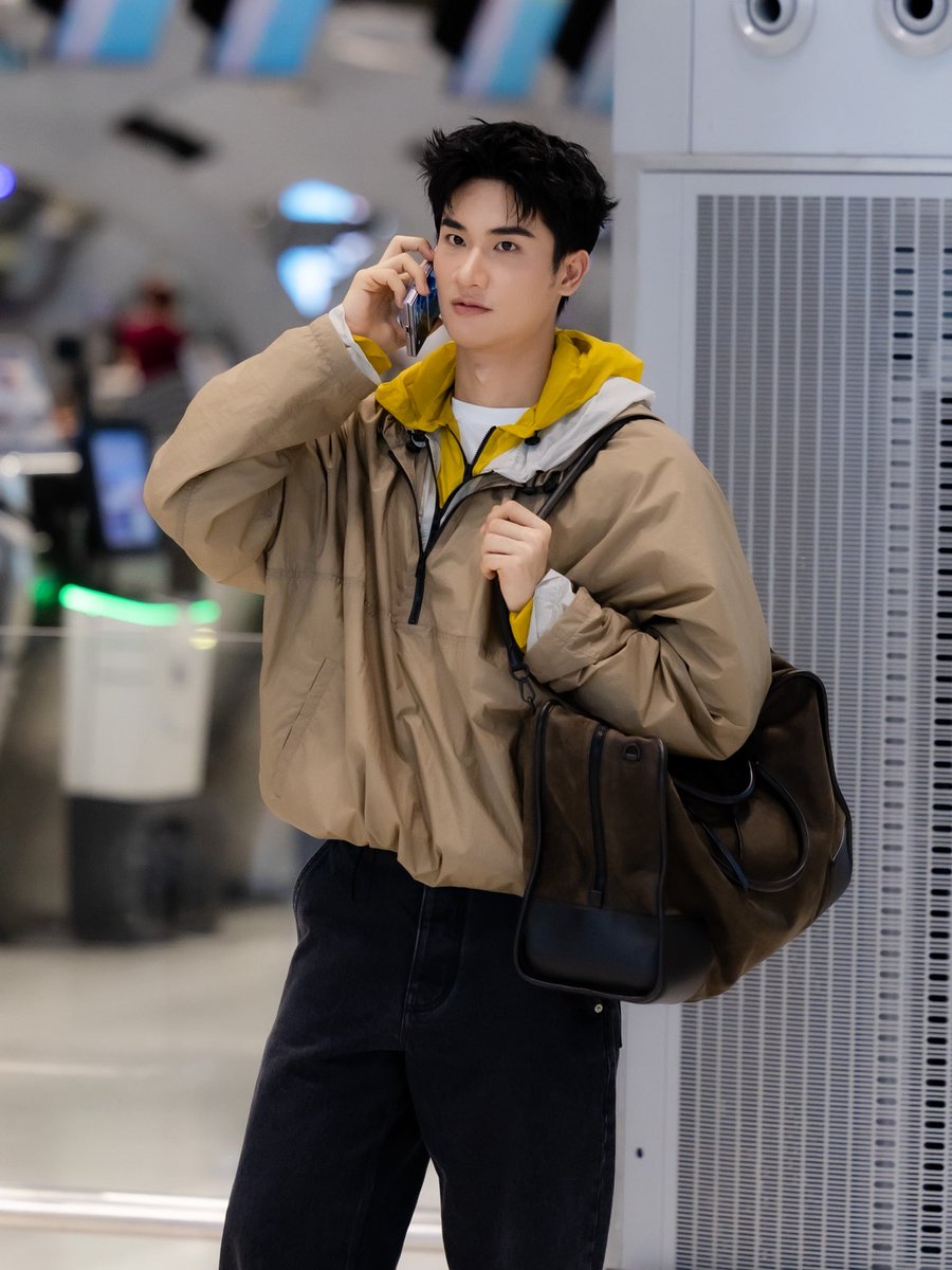 mintmag_th's tweet photo. หล่อมีธุระ! หนุ่ม #เตตะวัน Brand Ambassador ของ LOEWE ออกเดินทางสู่ปารีส เพื่อร่วมชมแฟชั่นโชว์ของ โลเอเว่ คอลเลคชั่นฤดูใบไม้ผลิ ฤดูร้อน 2027 ที่จะ��ัดขึ้นในวันที่ 2 ตุลาคม 2569 เวลา 16.30 น. ตามเวลาประเทศไทย 💚

#LOEWE 
#TayTawan 
#MintNews https://t.co/PyQwvIhPqq
