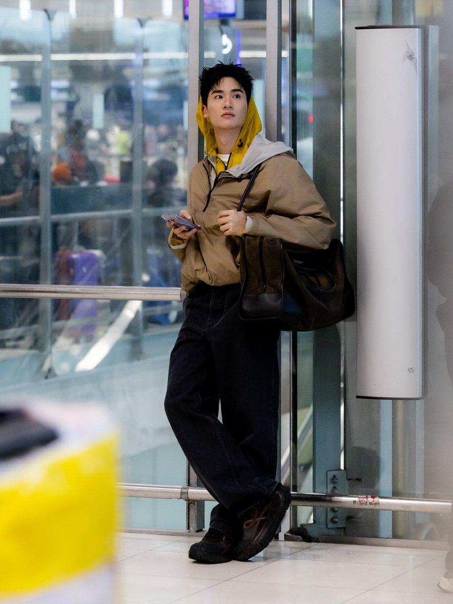 mintmag_th's tweet photo. หล่อมีธุระ! หนุ่ม #เตตะวัน Brand Ambassador ของ LOEWE ออกเดินทางสู่ปารีส เพื่อร่วมชมแฟชั่นโชว์ของ โลเอเว่ คอลเลคชั่นฤดูใบไม้ผลิ ฤดูร้อน 2027 ที่จะ��ัดขึ้นในวันที่ 2 ตุลาคม 2569 เวลา 16.30 น. ตามเวลาประเทศไทย 💚

#LOEWE 
#TayTawan 
#MintNews https://t.co/PyQwvIhPqq
