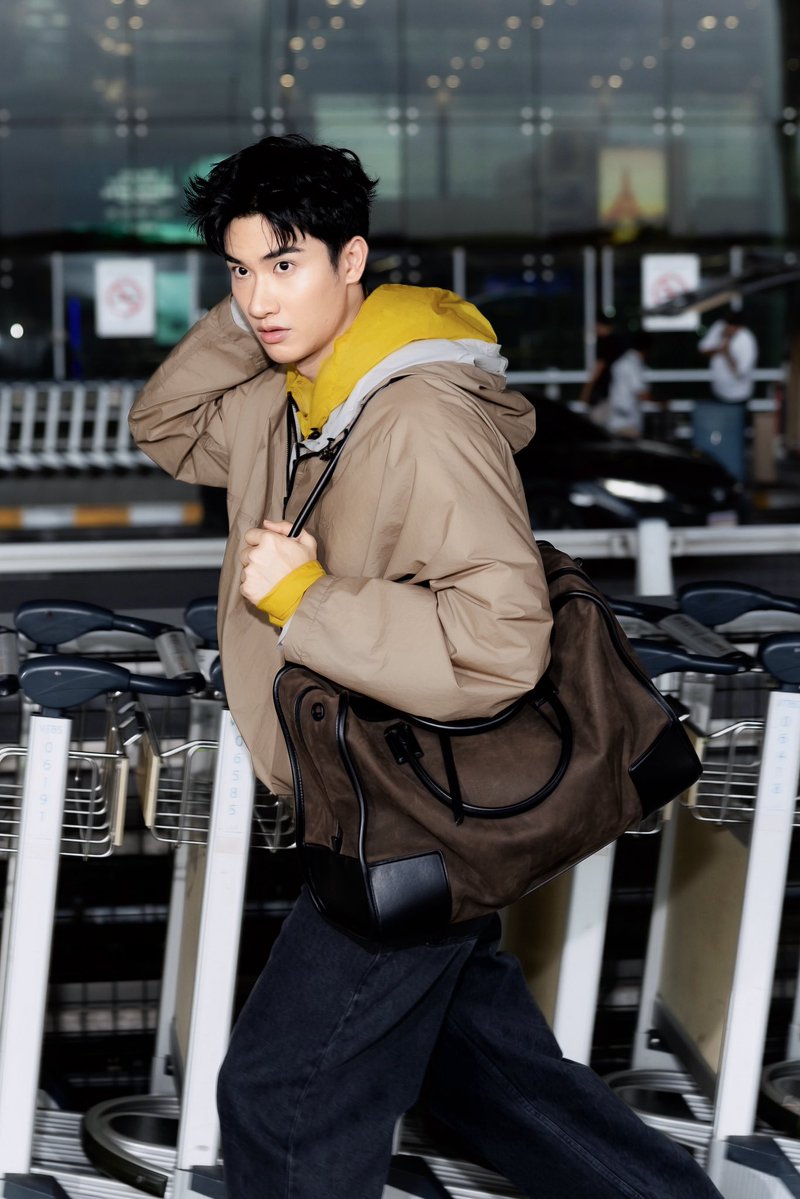 mintmag_th's tweet photo. หล่อมีธุระ! หนุ่ม #เตตะวัน Brand Ambassador ของ LOEWE ออกเดินทางสู่ปารีส เพื่อร่วมชมแฟชั่นโชว์ของ โลเอเว่ คอลเลคชั่นฤดูใบไม้ผลิ ฤดูร้อน 2027 ที่จะ��ัดขึ้นในวันที่ 2 ตุลาคม 2569 เวลา 16.30 น. ตามเวลาประเทศไทย 💚

#LOEWE 
#TayTawan 
#MintNews https://t.co/PyQwvIhPqq