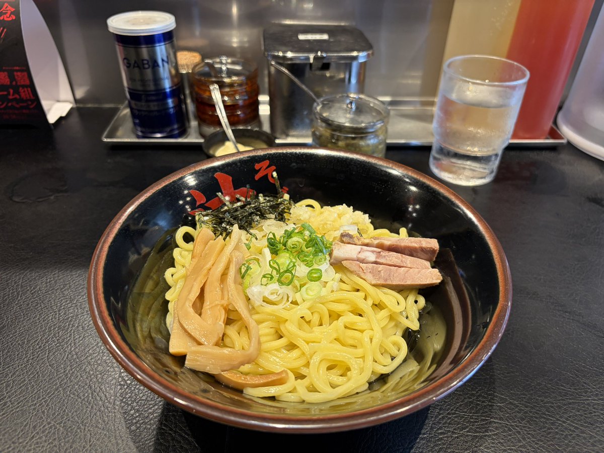 ippifaan's tweet photo. 2026年9月30日(水)
東京油組総本店で油そばを頂きました。@onefive、SOYOさんのトッピングに再挑戦。マヨネーズ、にんにく、柚子胡椒を入れて頂くとマヨネーズのコクと柚子胡椒の爽やかな味で美味しい。更に、マヨネーズと胡椒と玉ねぎ入れたらやっとカルボナーラっぽくなって美味しく頂きました。 https://t.co/Fl6kJ85bbM