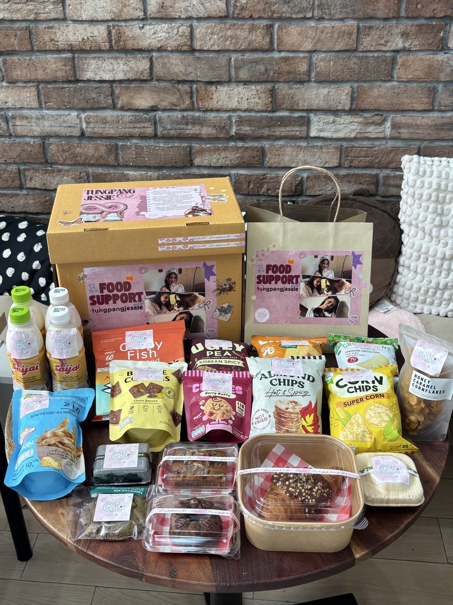 uyeency's tweet photo. From Vietnamese fan 🇻🇳
A little sweet energy boost for TungpangJessie's shoot today🍰✨ Hope filming goes smoothly and seamlessly ~ @Tungpangplpl @jessienatsiya
#LoveInBloomTheSeries
#TungpangJessie 

Special thanks @TpJs_official @HiddenForestBox 💕💕 https://t.co/1eYkIgfH3F