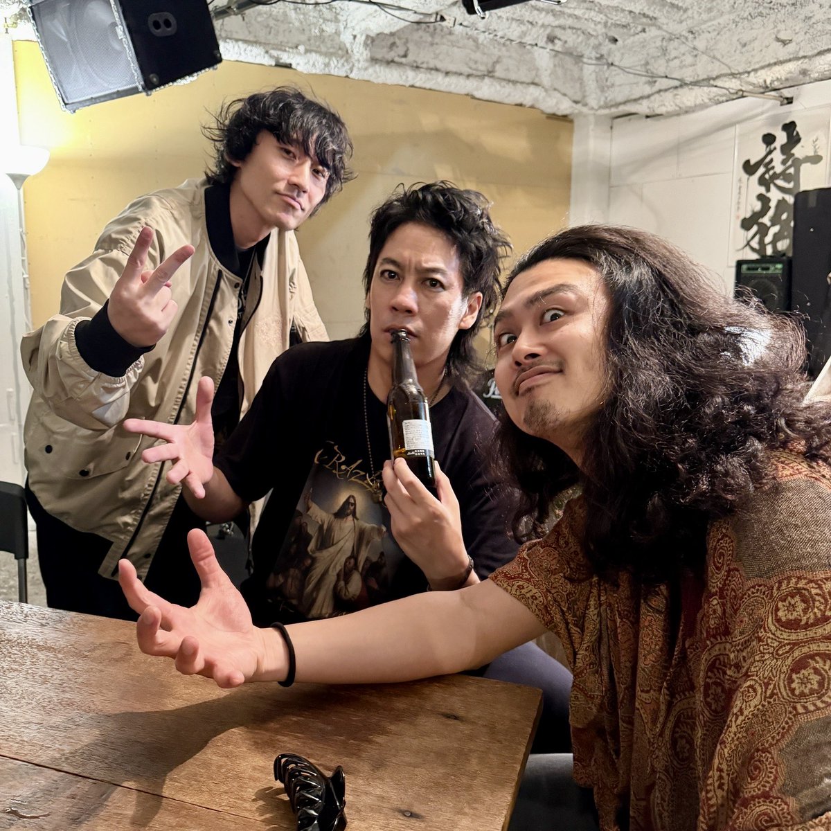 ogatakaiki_HERE's tweet photo. 昨日は豪徳寺リーフルームにお越し頂き有り難うございました🙏修業僧ぴろぴろ、歌、言葉、楽曲の幅が一年前とは比にならないくらい成長していました。ライブを沢山やっているのは伊達じゃない。トリをお願いして良かった！
尾形の本編ではあだちの色々な魅力を知ってもらう為にドラムも叩いてもらいました😂
MCは旅行の話ばかりしてしまいましたがこのライブも恒例にしていきたい！！

尾形回帰 弾き叫び セットリスト
2026/09/29 豪徳寺leafroom

HELLO
どれほど僕が君のことを愛してるとかどうだっていい
STANDARD LOVERS
この世界よりこんにちは
くらいやがれ
ギリギリで鳴らす
はっきよい w/ぴろぴろ
東京独白 w/ぴろぴろ
