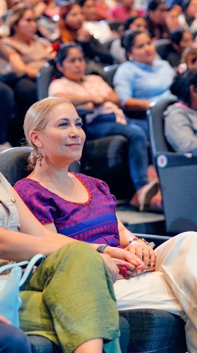 UAGro_MX's tweet photo. La rectora de la #UAGro, Dra. Leticia Jiménez Zamora, acompañó a la gobernadora Mtra. Evelyn Salgado Pineda a la entrega del programa #TarjetaVioleta, donde 3,500 mujeres recibieron esta importante herramienta de respaldo.

#UAGro #TarjetaVioleta https://t.co/aUWAq0gVje