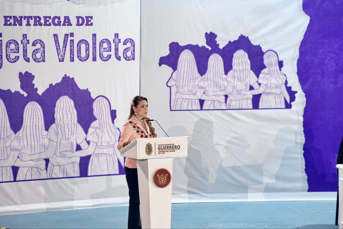UAGro_MX's tweet photo. La rectora de la #UAGro, Dra. Leticia Jiménez Zamora, acompañó a la gobernadora Mtra. Evelyn Salgado Pineda a la entrega del programa #TarjetaVioleta, donde 3,500 mujeres recibieron esta importante herramienta de respaldo.

#UAGro #TarjetaVioleta https://t.co/aUWAq0gVje
