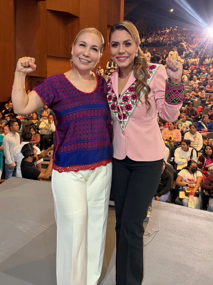 UAGro_MX's tweet photo. La rectora de la #UAGro, Dra. Leticia Jiménez Zamora, acompañó a la gobernadora Mtra. Evelyn Salgado Pineda a la entrega del programa #TarjetaVioleta, donde 3,500 mujeres recibieron esta importante herramienta de respaldo.

#UAGro #TarjetaVioleta https://t.co/aUWAq0gVje
