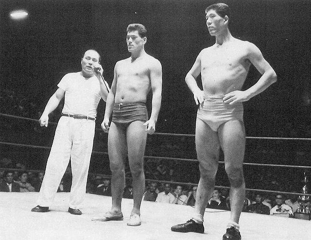 tanaka_kero_mg's tweet photo. 1960年9月30日、日本プロレス台東体育館大会で、馬場選手は田中米太郎選手と、猪木選手は大木金太郎選手とデビュー戦した日。
馬場選手には勝てそうな相手を、猪木選手には勝つには難しい相手をぶつけた力道山さんの両選手の育て方。

両選手の同日デビュー戦。

日本プロレス界の歴史的記念日ですね。 https://t.co/vEiCtcqest