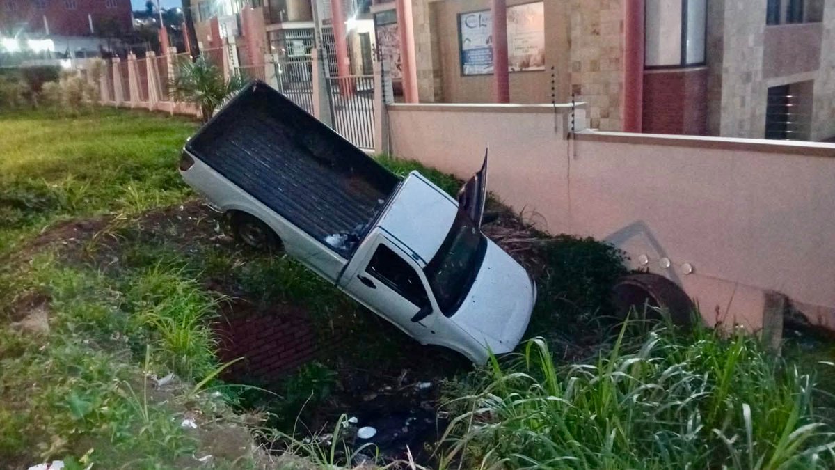 _ArriveAlive's tweet photo. A driver escaped injury after his white GWM bakkie landed in a ditch on Todd Street in Grangetown
https://t.co/fGyLs4kQvg
#ArriveAlive #RoadSafety #RUSA @LiveTrafficNPC https://t.co/Nw5bSN0WDp