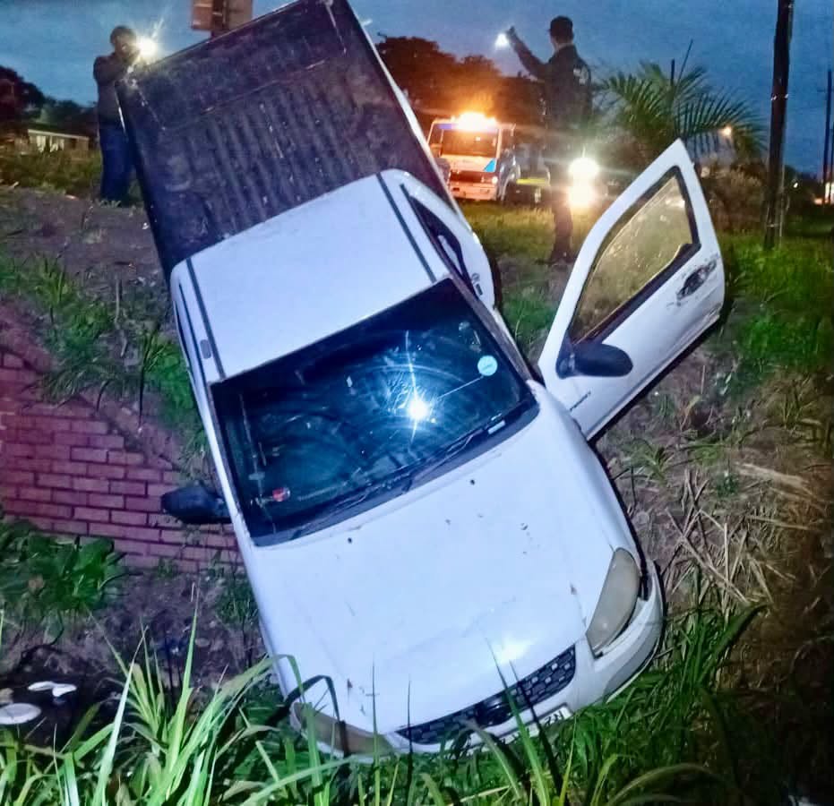 _ArriveAlive's tweet photo. A driver escaped injury after his white GWM bakkie landed in a ditch on Todd Street in Grangetown
https://t.co/fGyLs4kQvg
#ArriveAlive #RoadSafety #RUSA @LiveTrafficNPC https://t.co/Nw5bSN0WDp