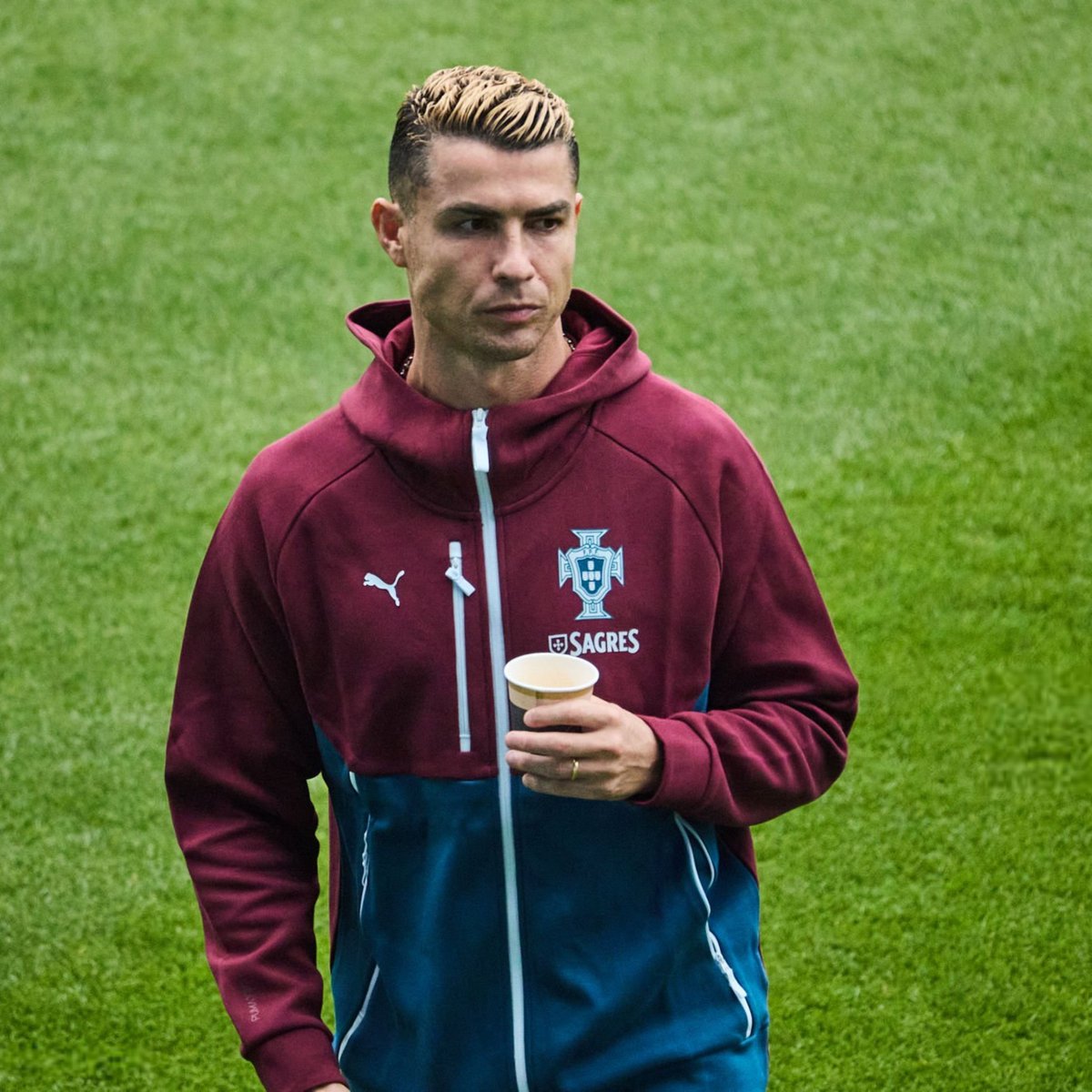 TouchlineX's tweet photo. 🚨 𝗡𝗘𝗪: Cristiano Ronaldo did NOT take part in yesterday’s training session, REFUSED to work in the gym, and left to return to the hotel.

The situation comes amid growing TENSION between Cristiano and Portugal head coach Jorge Jesus

— @abolapt https://t.co/X0i4suTN2v
