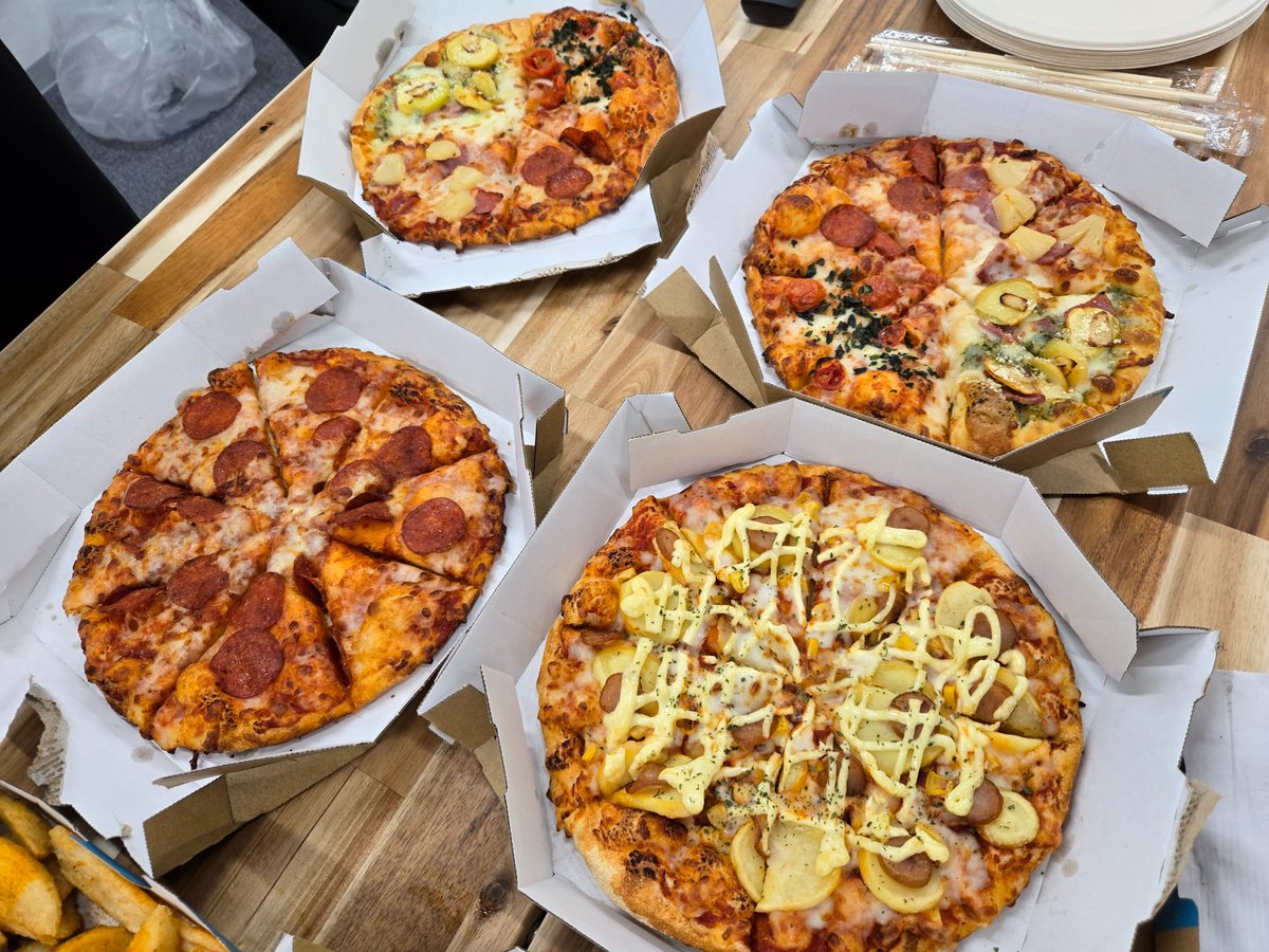 macci_review104's tweet photo. こんにちは！
今日は宅配ピザの日🍕

少し前に社内でダーツ大会を実施！写真はその際のピザです🙂
ふと、ピザ屋さんって増えてるのか減ってるのか？気になったので、YOROZUDATAで検索してみます！
#企業公式相互フォロー 
#企業公式秋のフォロー祭り 
#広報さんと繋がりたい https://t.co/dMzeLaqQGt