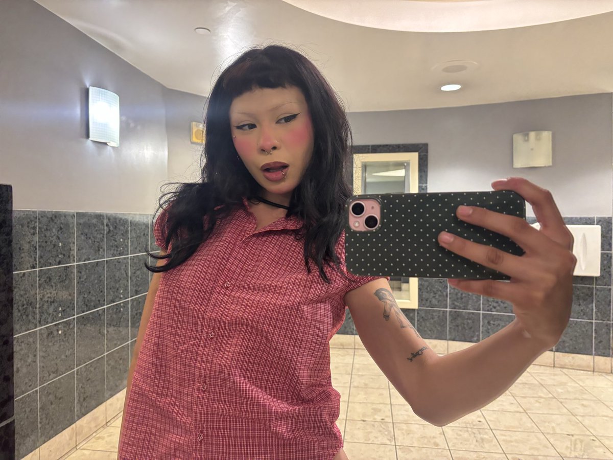 gawndis's tweet photo. Hi #lesbians https://t.co/whSJiFRNxC