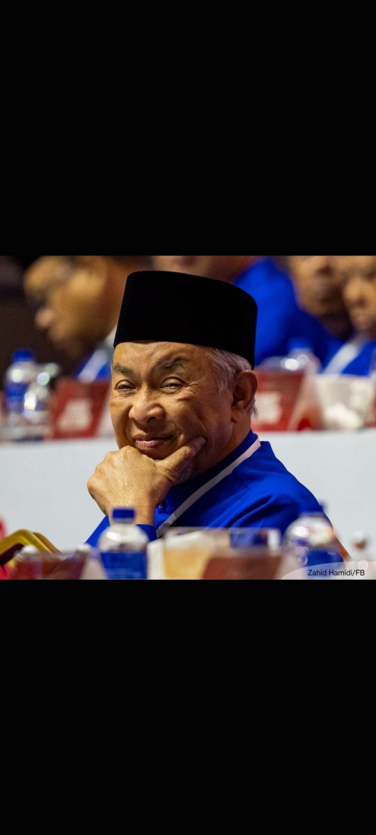 Pascarey1's tweet photo. @ibrahimsaninet When UMNO's donation drive for @NajibRazak reaches 50 million,@anthonyloke will say only if bossku is released to this house. 
@rafiziramli Ha3 https://t.co/MiLYjFf5mG