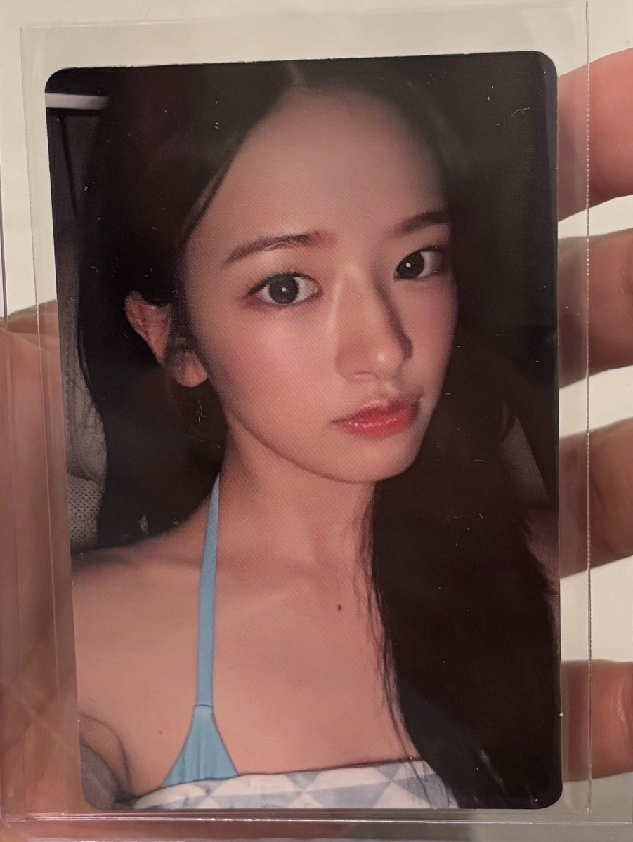 tinnnkels's tweet photo. the idol                 vs.                 the photocard https://t.co/rQKWQgUONo