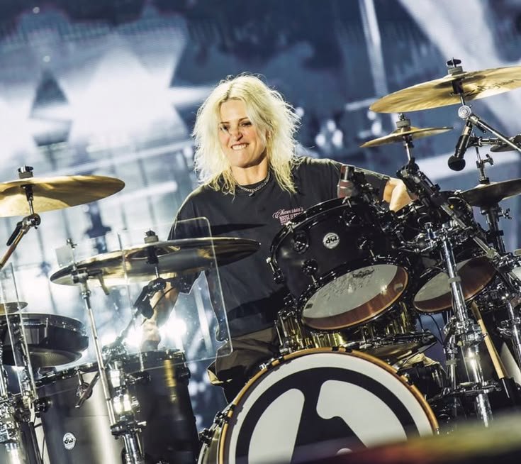 EricTheEmilyFan's tweet photo. Need a song on the next LP album where Emily plays the drums https://t.co/kDADCyI05x