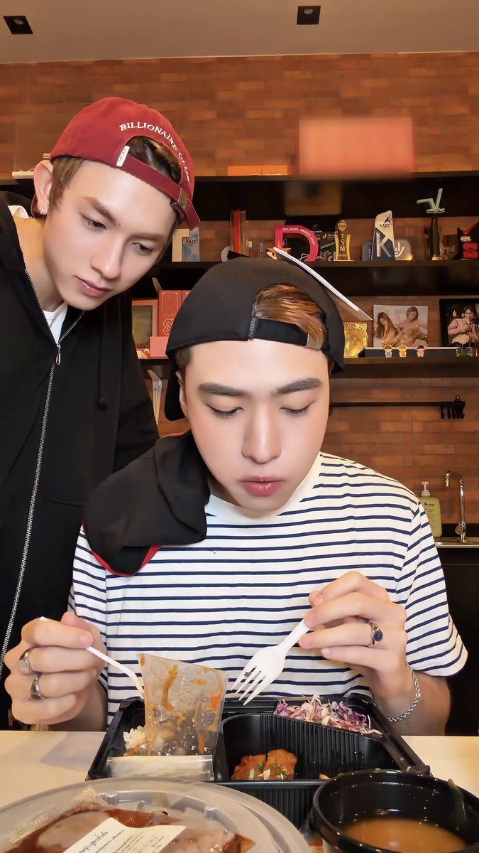 lnluvwb0o's tweet photo. หน้าก้หวาน แก้มก้หอม กลัวพี่รีเผลอหอมแก้มน้องว่ะ https://t.co/5gVUNNx70g