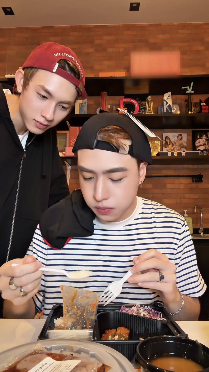 lnluvwb0o's tweet photo. หน้าก้หวาน แก้มก้หอม กลัวพี่รีเผลอหอมแก้มน้องว่ะ https://t.co/5gVUNNx70g