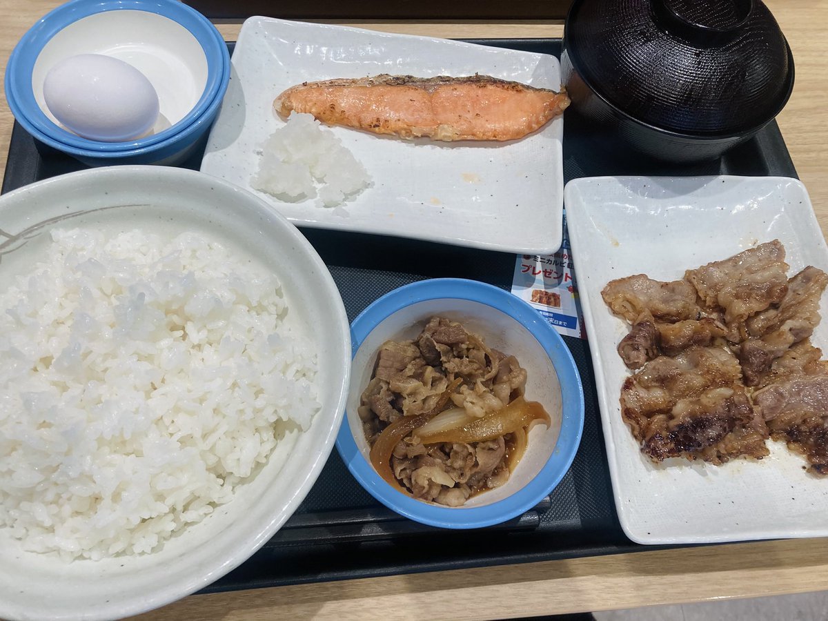 harurusolo's tweet photo. なんかいろんな人にいろんな券もらって豪華な朝食になっちゃった☀️

牛丼は松屋派🐮
まぁ朝定食しか基本行ってませんが(c" ತ,_ತ)笑

#おうちごはん じゃない
#料理記録 じゃない
#料理好きな人と繋がりたい https://t.co/VDg4T9cn1t