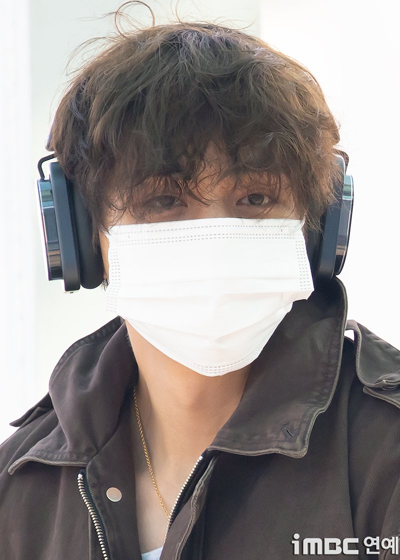 imbcenews's tweet photo. [포토] BTS 뷔, 뽀글 강쥐 등장
#뷔 #BTS #방탄소년단 #방탄 #미국 #애틀란타 #출국 #iMBC연예

BTS(방탄소년단) 뷔가 30일 오전 해외 일정 참석 차 인천국제공항 제2여객터미널을 통해 미국 애틀란타로 출국하고 있다.

🔗https://t.co/RoX6pSxMFx https://t.co/PCkTLoTJtn