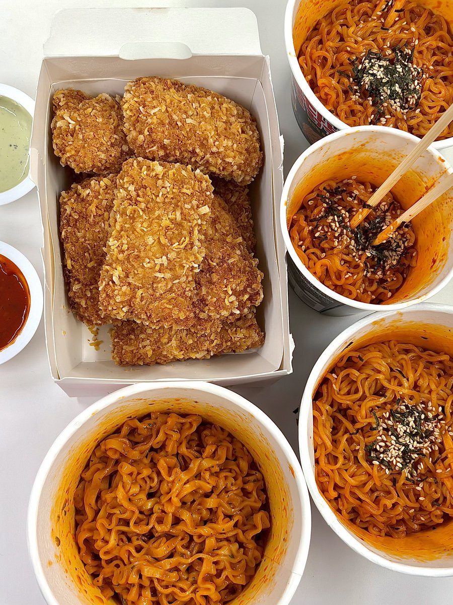 babdamgom's tweet photo. 콰삭모짜킹 불닭 까르보불닭 아니치즈튀김인줄알았는데 치킨이랑 치즈가 같이있는거였음.. 제가 맛을 앙딱정해드릴게요 치즈돈가스의 치킨버전임 그래서 개배부름ㄷㄷ 불닭이 ㄹㅇ진짜개잘어울리니까 좋아하는불닭 곁들여드세여 저는 치돈보다는 그냥치즈가더좋아서 다시먹진않을듯! 근데맛잇긴함 짜루 https://t.co/G8nsouJ4GR