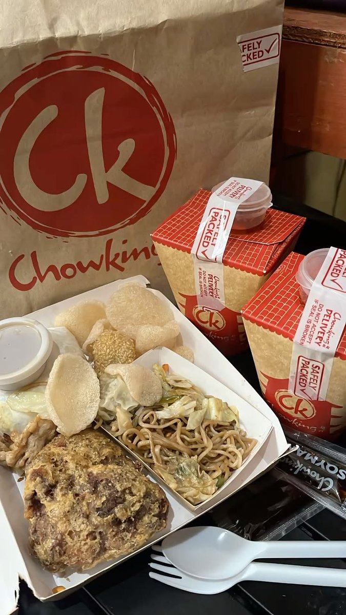 bleuwiny's tweet photo. chowking              or                    KFC https://t.co/XQKIupZXv9