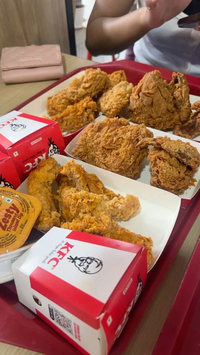 bleuwiny's tweet photo. chowking              or                    KFC https://t.co/XQKIupZXv9