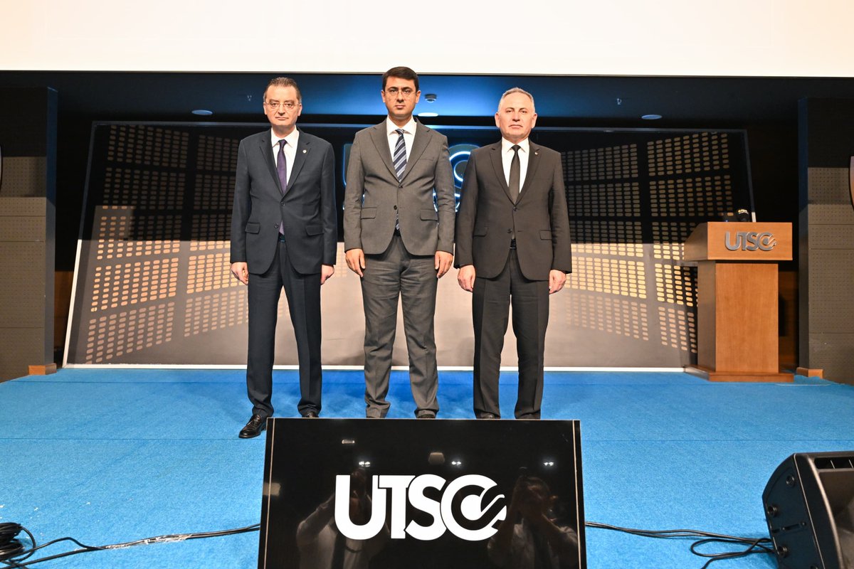TC_UsakValiligi's tweet photo. Valimiz Dr. Serdar Kartal, Uşak Ticaret ve Sanayi Odası 2026 Yılı İkinci Müşterek Meslek Komite Toplantısı’nda iş dünyamızın temsilcileriyle bir araya geldi.

Sektörlerimizin mevcut durumu, talep ve beklentileri ile Uşak’ımızın üretim, yatırım, istihdam ve ihracat kapasitesini daha ileriye taşıyacak adımların istişare edildiği toplantıda; kamu ve özel sektör iş birliğinin güçlendirilmesinin önemi vurgulandı.

Organize sanayi bölgelerimizin kapasitesini artırmak, yeni yatırım alanlarını iş dünyamızla buluşturmak, sanayimizi çeşitlendirmek ve şehrimizin ekonomik potansiyelini daha yüksek katma değere dönüştürmek için çalışmalarımızı kararlılıkla sürdürüyoruz.

Devletimizin destek ve teşvikleriyle müteşebbisimizin cesaretini, sanayicimizin tecrübesiyle emekçimizin alın terini aynı hedefte buluşturarak Uşak’ımızın üretim gücünü hep birlikte büyüteceğiz.

Bu vesileyle; sermayesini, emeğini ve birikimini Uşak’ımız için ortaya koyan tüm sanayicilerimize, iş insanlarımıza ve müteşebbislerimize; alın teriyle ekonomimize güç veren emekçilerimize teşekkür ediyoruz.

📍UTSO Toplantı Salonu